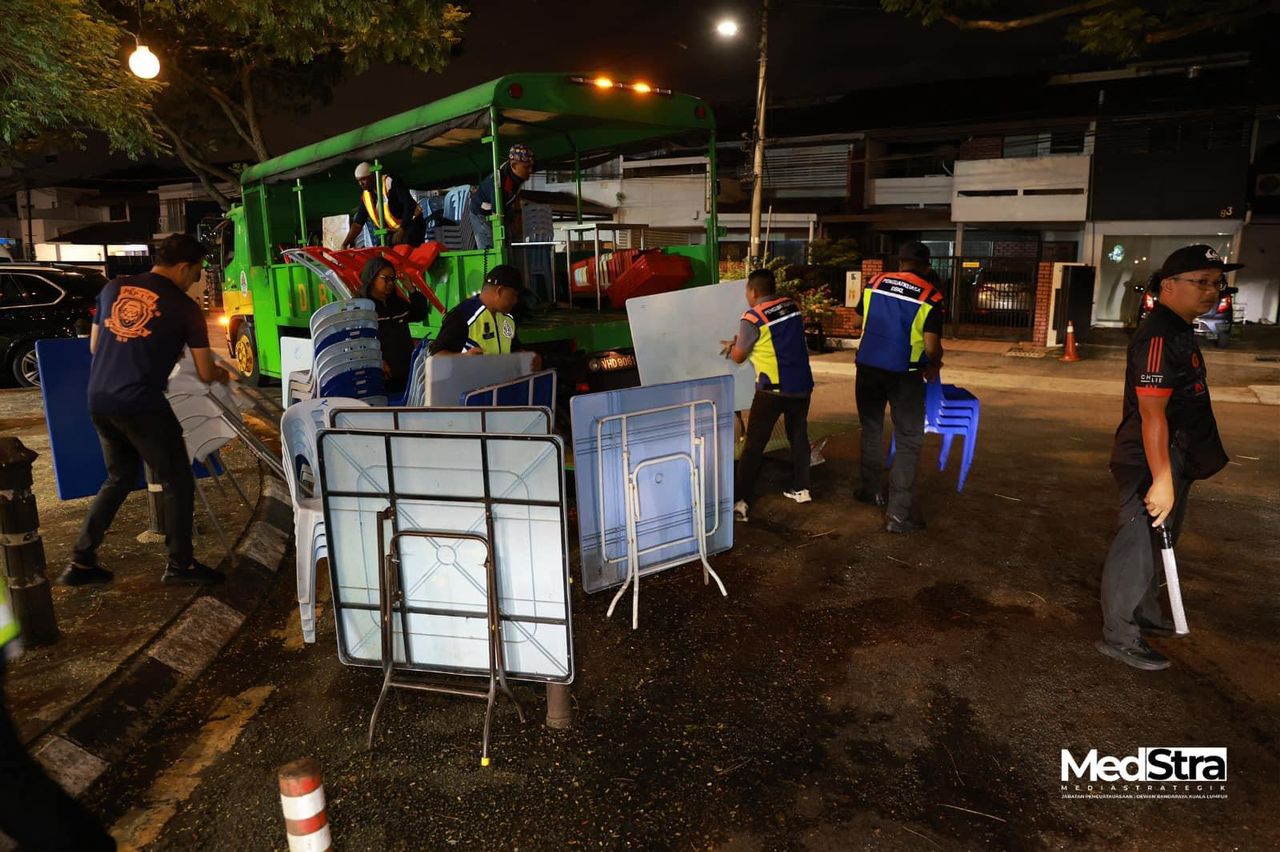 Antara barangan yang disita DBKL di Bangsar semalam.