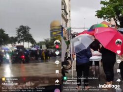 [VIDEO] Macam pesta banjir bandar KB, jualan payung paling laku