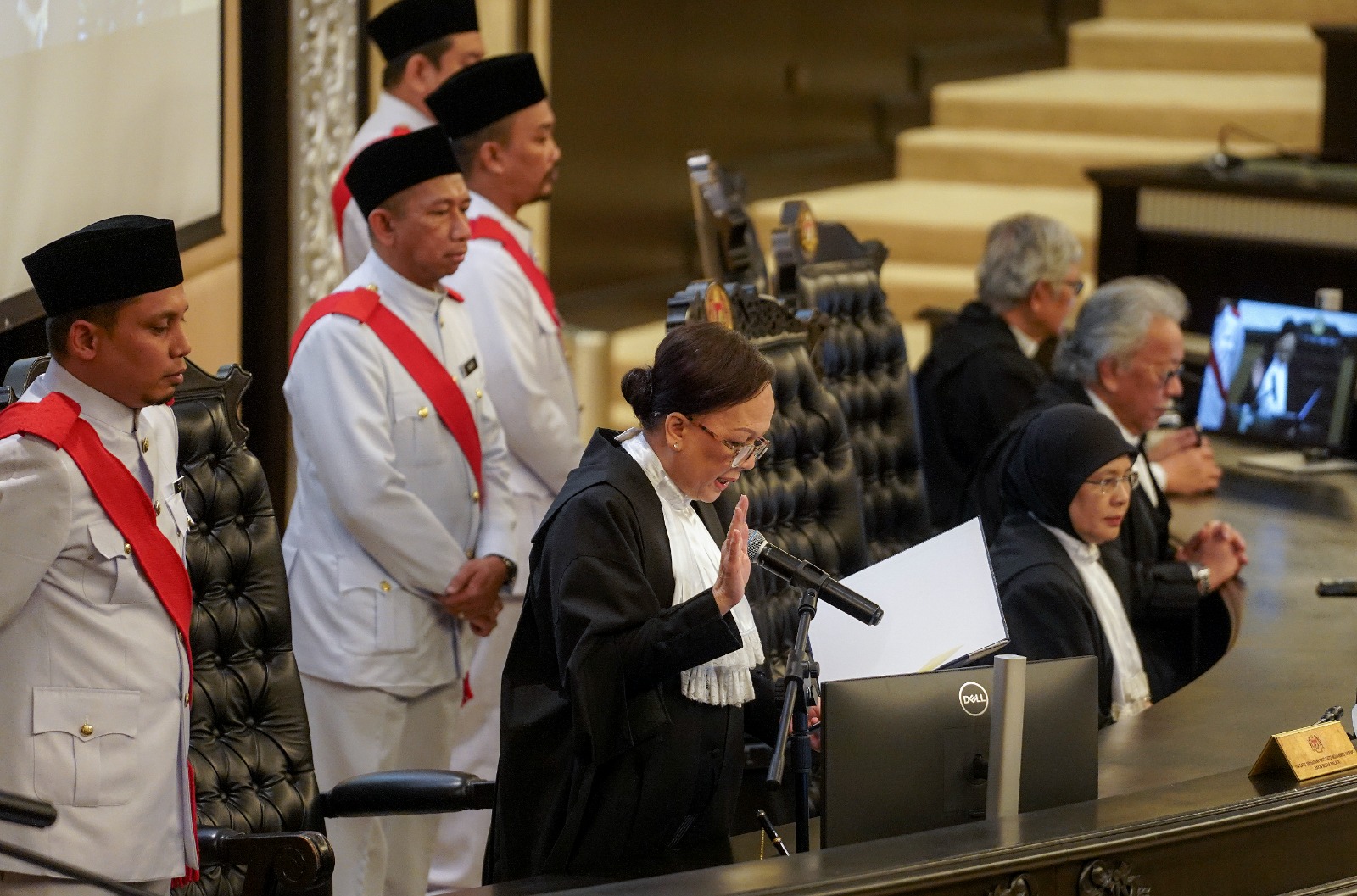 Hasnah mengangkat sumpah taat setia pada Majlis Mengangkat Sumpah Jawatan dan Taat Setia Hakim Besar Malaya di Istana Kehakiman Putrajaya hari ini. Foto oleh FAISOL MUSTAFA