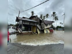 Rumah pusaka roboh depan mata