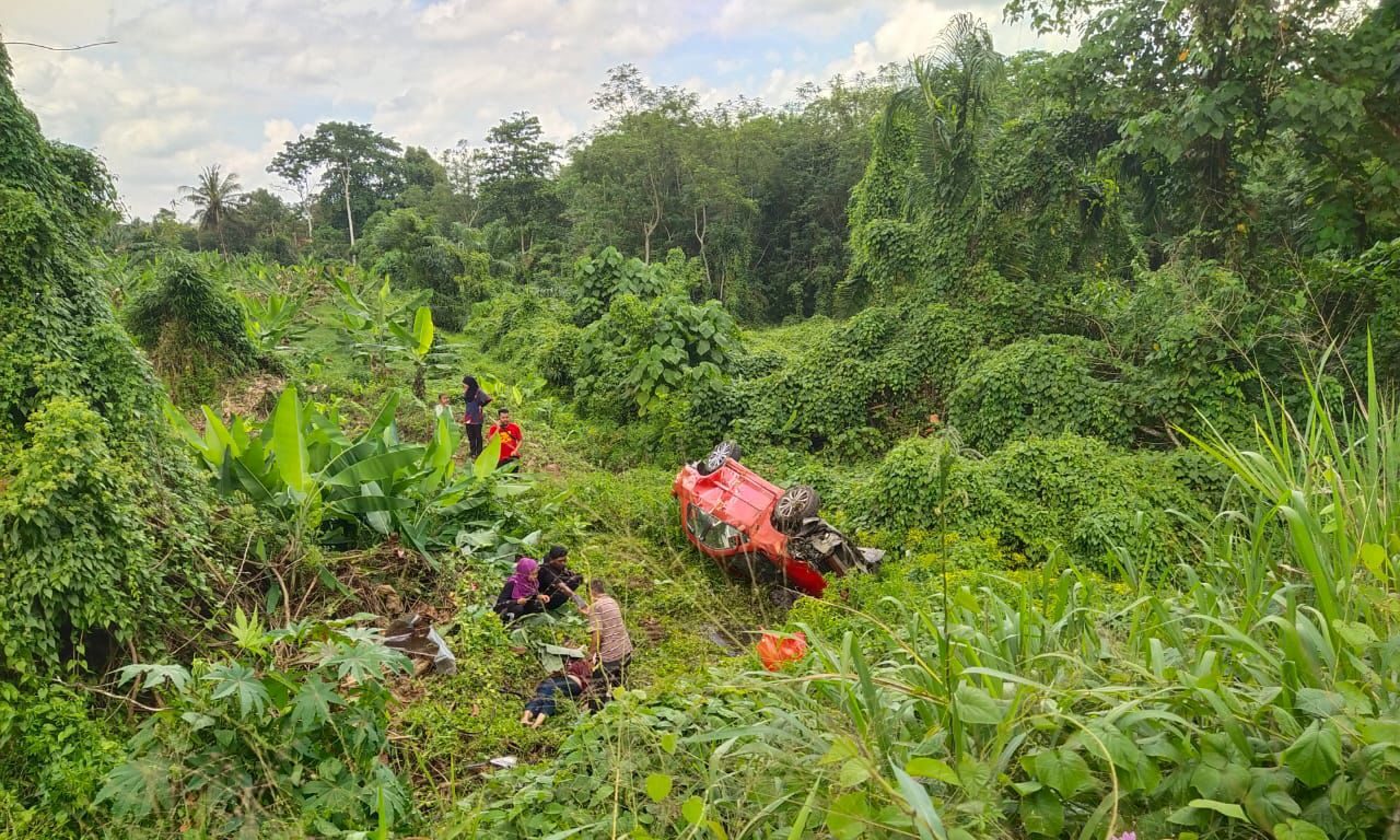 Seorang warga emas maut apabila kereta yang dinaiki terjunam ke dalam gaung sedalam kira kira 50 meter di kilometer 26 Jalan Tampin Gemas berdekatan Kampung Tengah petang tadi. e1731243380630