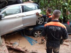 3 hari terperangkap dalam kereta bersama mayat akibat banjir