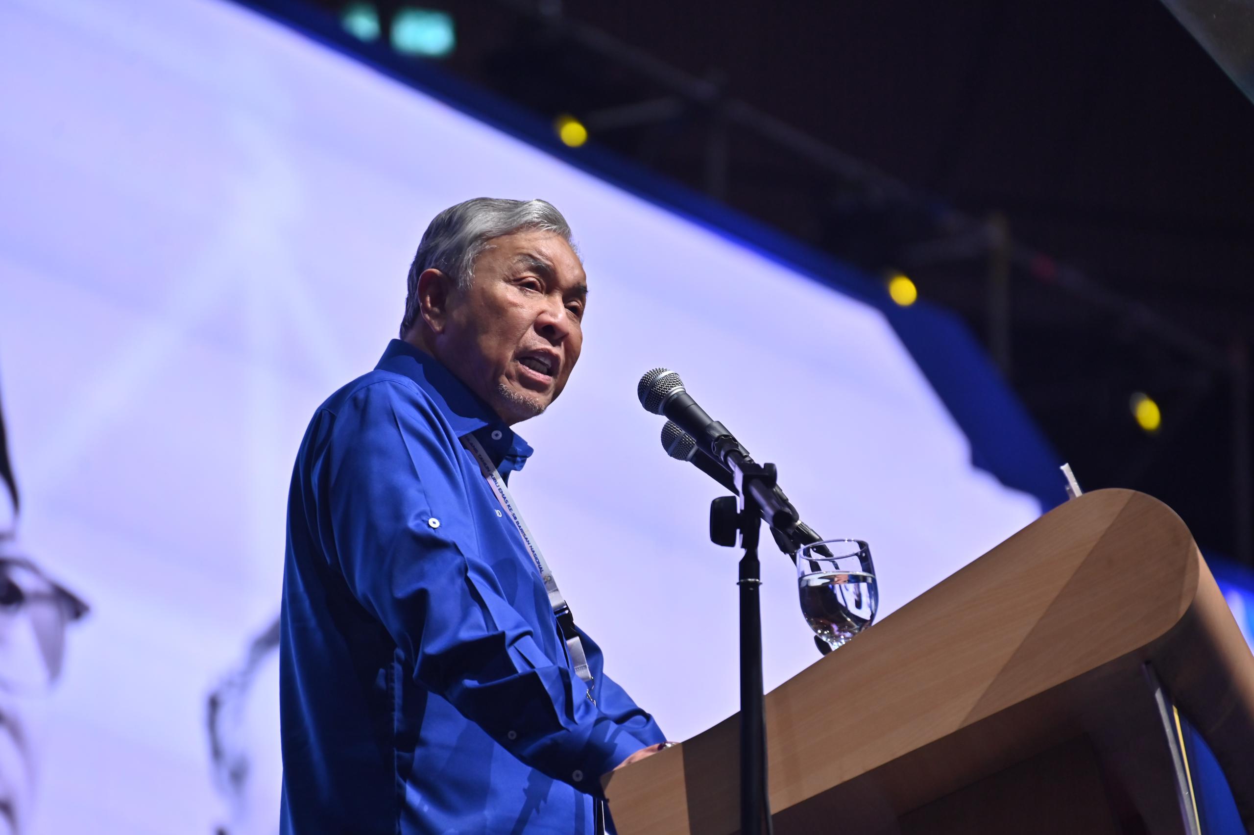 Ahmad Zahid ketika menyampaikan ucapan pada Sambutan Ulang Tahun Jubli Emas Ke 50 Tahun Barisan Nasional di Dewan Merdeka Pusat Dagangan Dunia Kuala Lumpur hari ini. Foto oleh SYAKIR RADIN