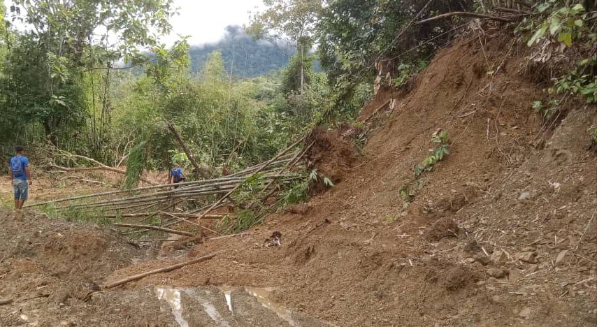 Kejadian tanah runtuh yang berlaku di Sungai Pelat Pos Gob Gua Musang. FOTO IHSAN ORANG ASLI