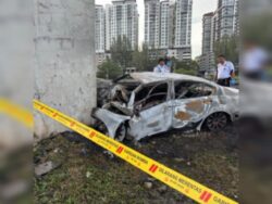 [VIDEO] Pemandu rentung, kereta terbakar langgar tiang MRT