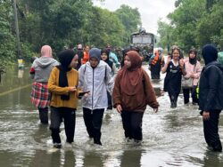 Alat tulis jawab SPM pun terpaksa pinjam kawan