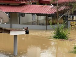 ‘Saya sedih tidak dapat redah banjir ambil buku, nota dalam rumah’