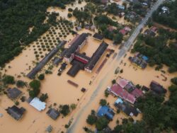 Ramai Datuk, Datuk Seri bagi duit baiki rumah mangsa banjir