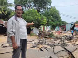 ‘Sedih lihat rumah runtuh depan mata’