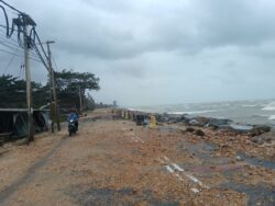 Hakisan pantai ‘telan’ jalan raya