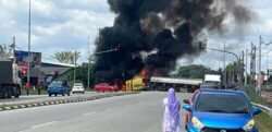 [VIDEO] Lori terbakar melintang di Pasir Penambang