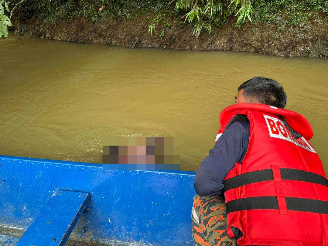 MAYAT TERAPUNG JATUH PERAHU