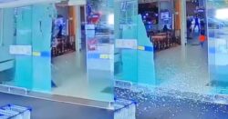 [VIDEO] Budak ‘tahan’ pintu kaca pasar raya sampai pecah