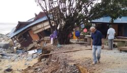 Kedai musnah dihentam ombak ganas