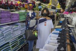 Ibu bapa guna ‘buy now, pay later’ beli baju sekolah