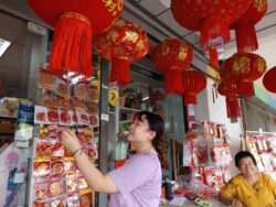 Jualan tanglung di kedai masih laku