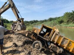 4 jam gangguan air, lori terbabas ke dalam Sungai Bernam