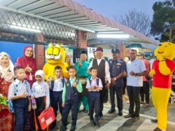 Guru sekolah sarung maskot, ikon negara sambut murid