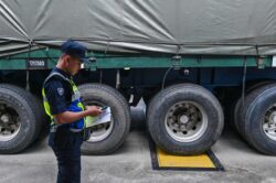 Sanggup bersidai berjam-jam elak kenderaan diperiksa JPJ