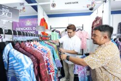 Ahli Parlimen cadangkan `busker’ pakai baju batik, dibayar royalti