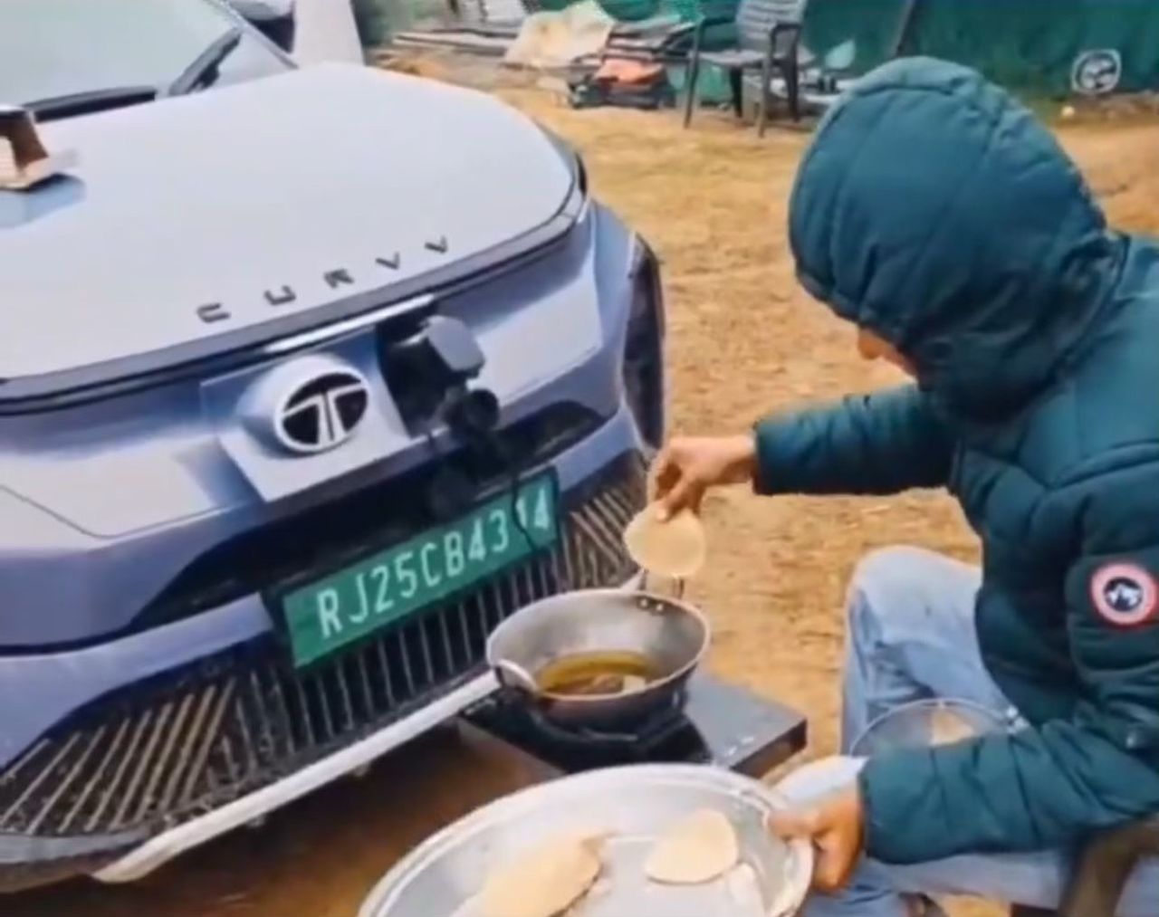 Lelaki menggoreng guna kereta elektrik