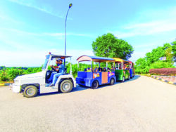 Lawat ladang buah, sayur naik tram