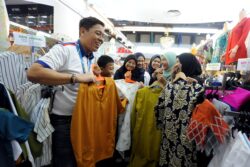 UDA ‘belanja’ 100 kanak-kanak beli baju raya