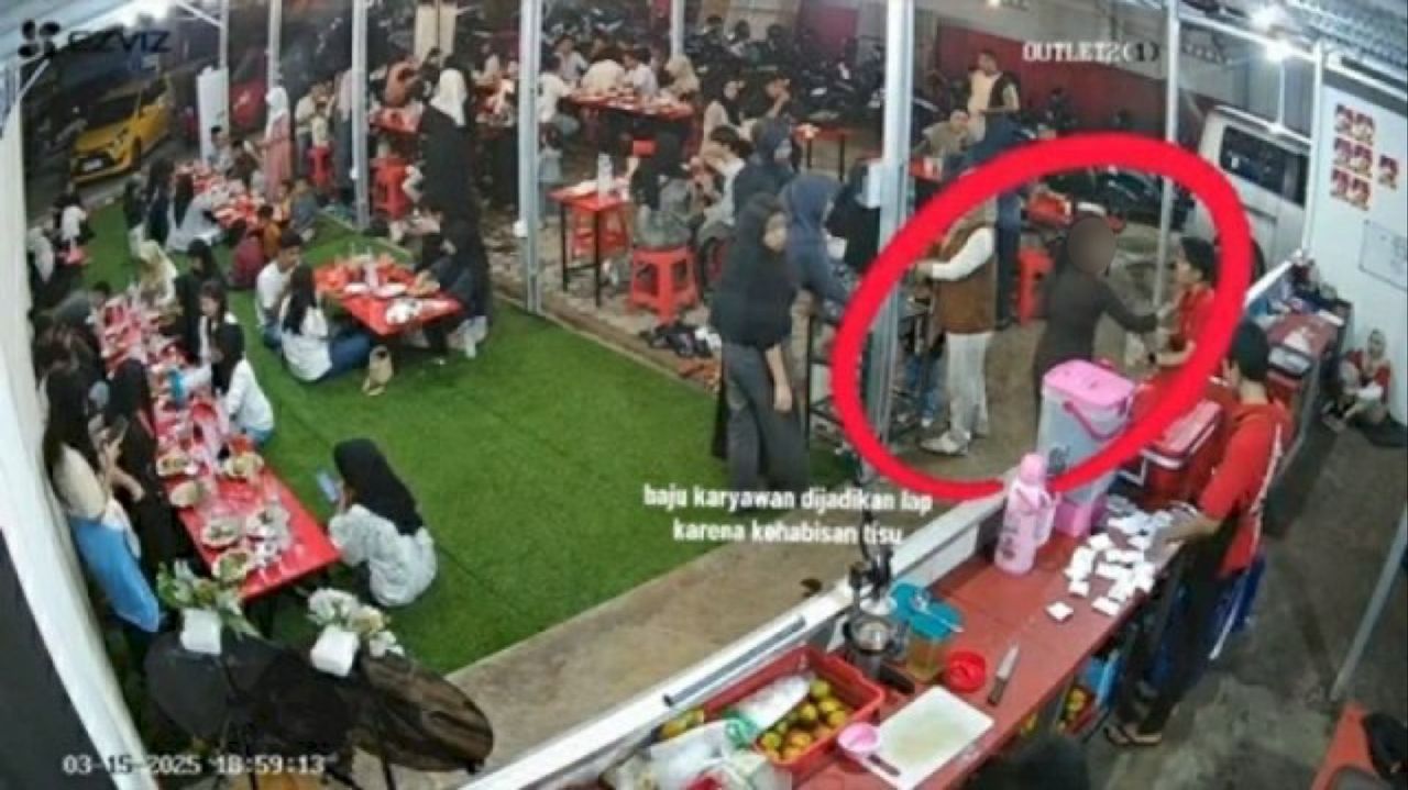 Tisu habis, wanita lap tangan di baju pekerja