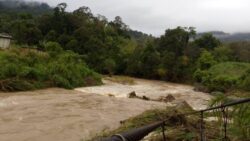 ‘Jambatan runtuh, kami tak boleh pergi mana-mana’