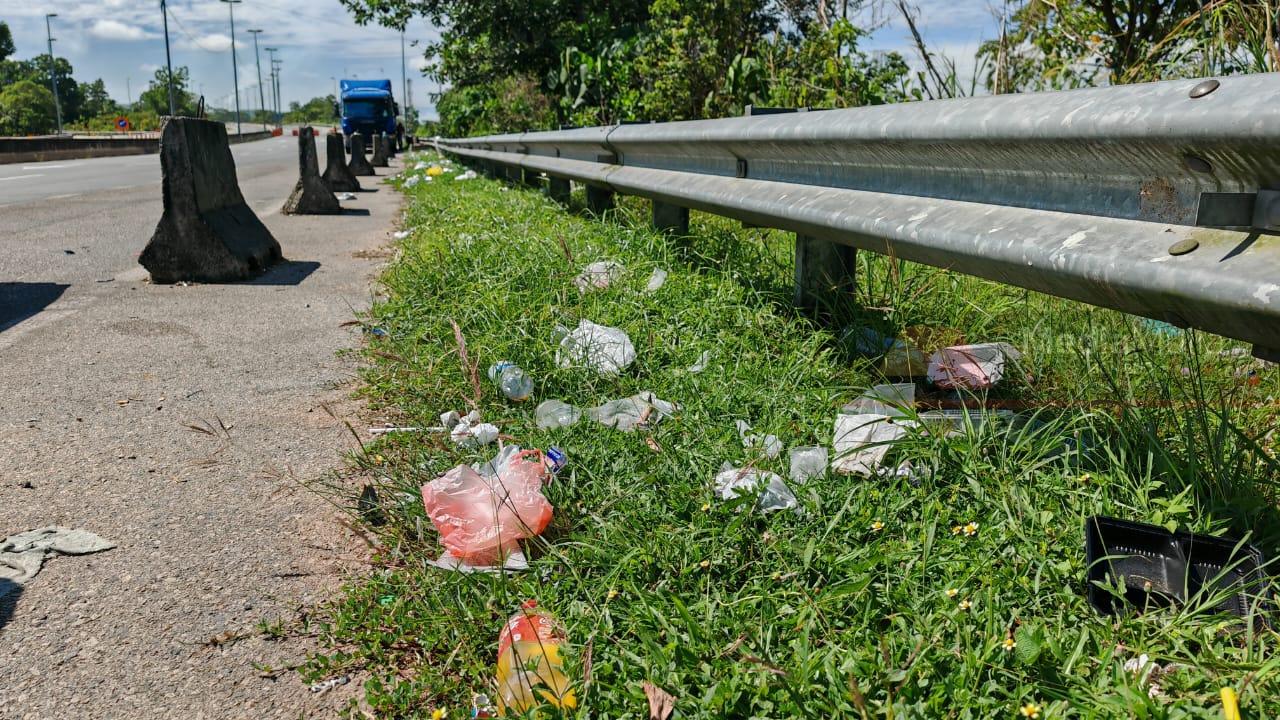 Belum raya, LTU sudah penuh sampah, air kencing